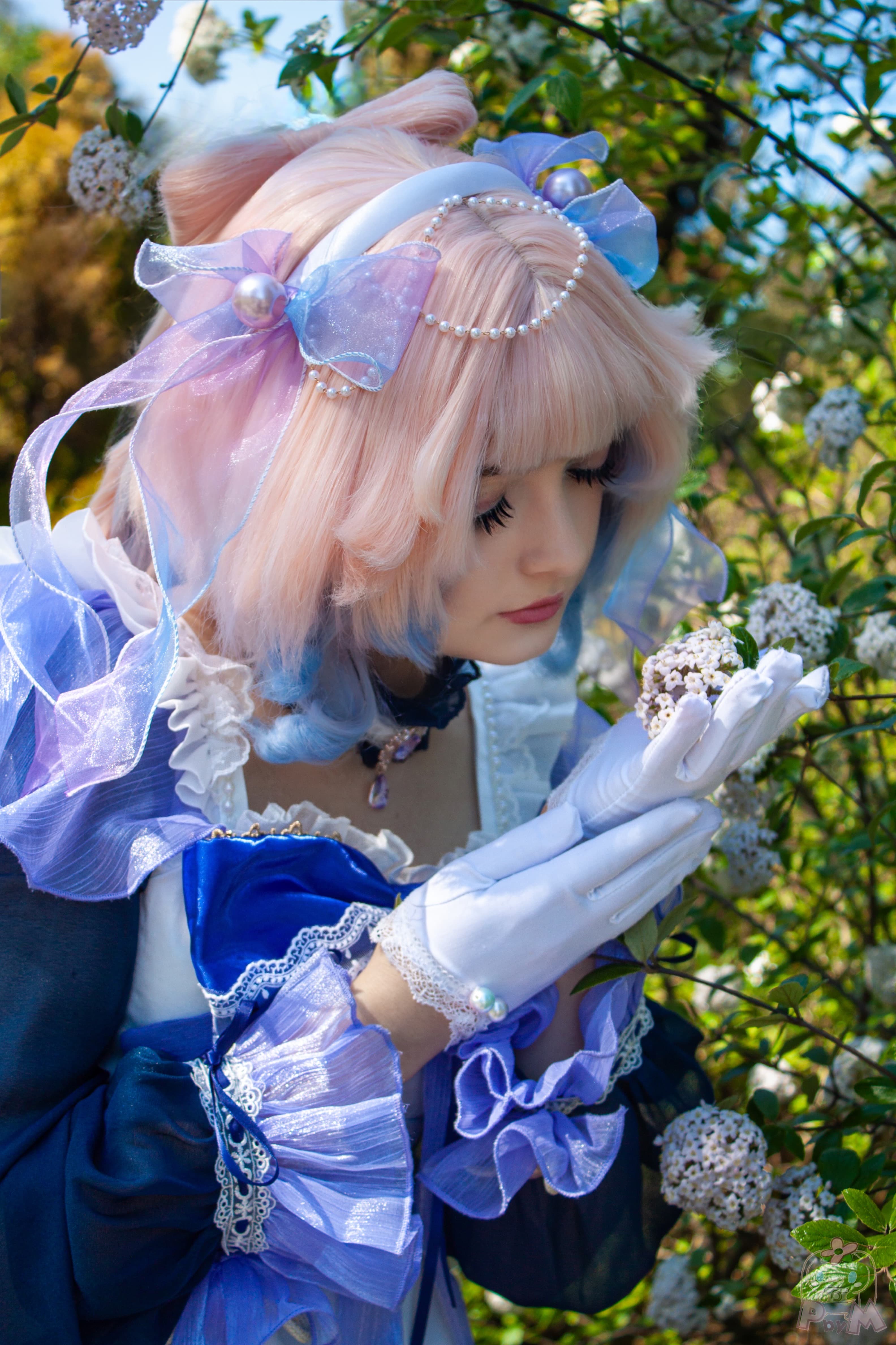Zuzu w cosplayu Sangonomiyi Kokomi z gry Genshin Impact