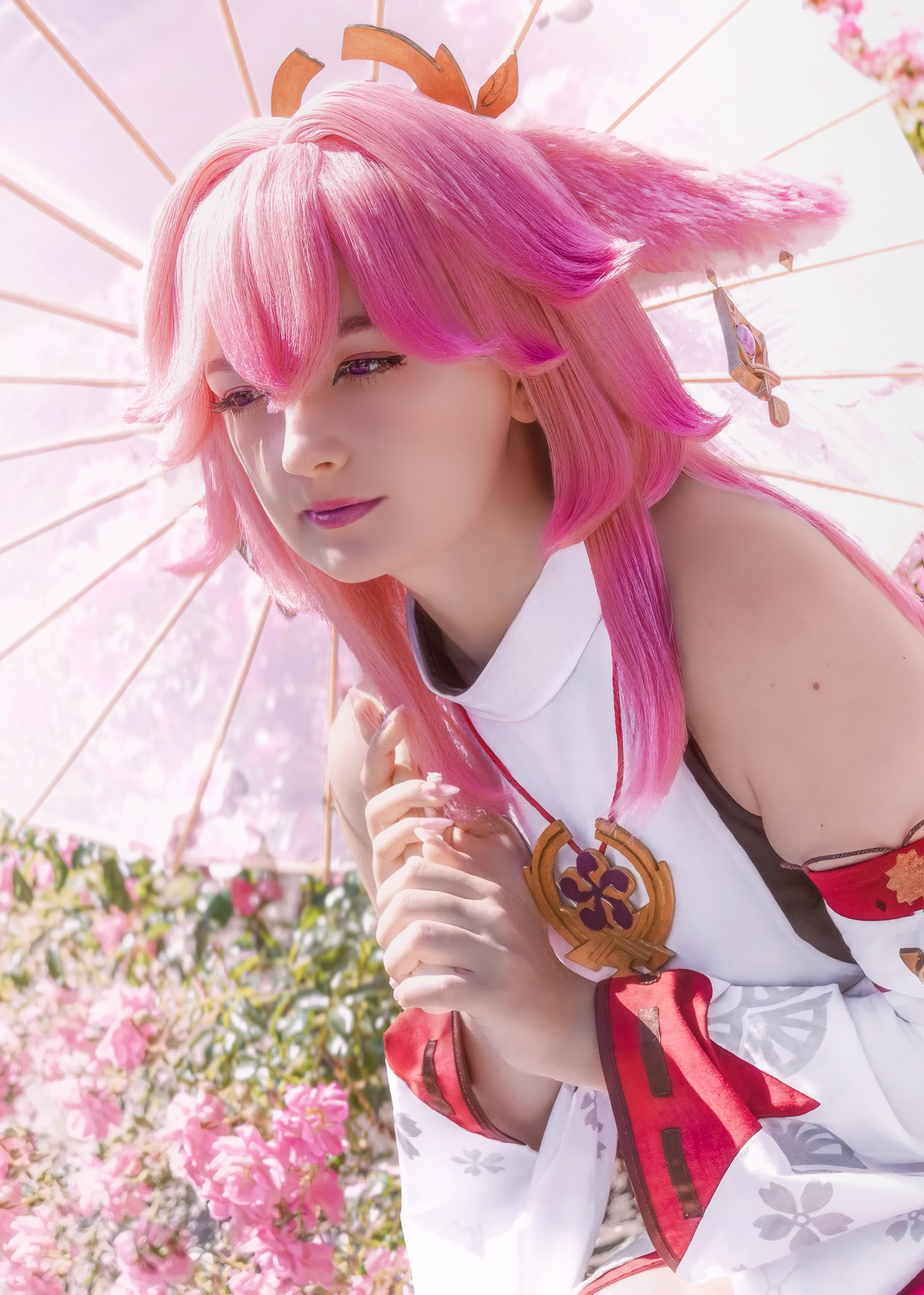 Zuzu w cosplayu Yae Miko z gry Genshin Impact