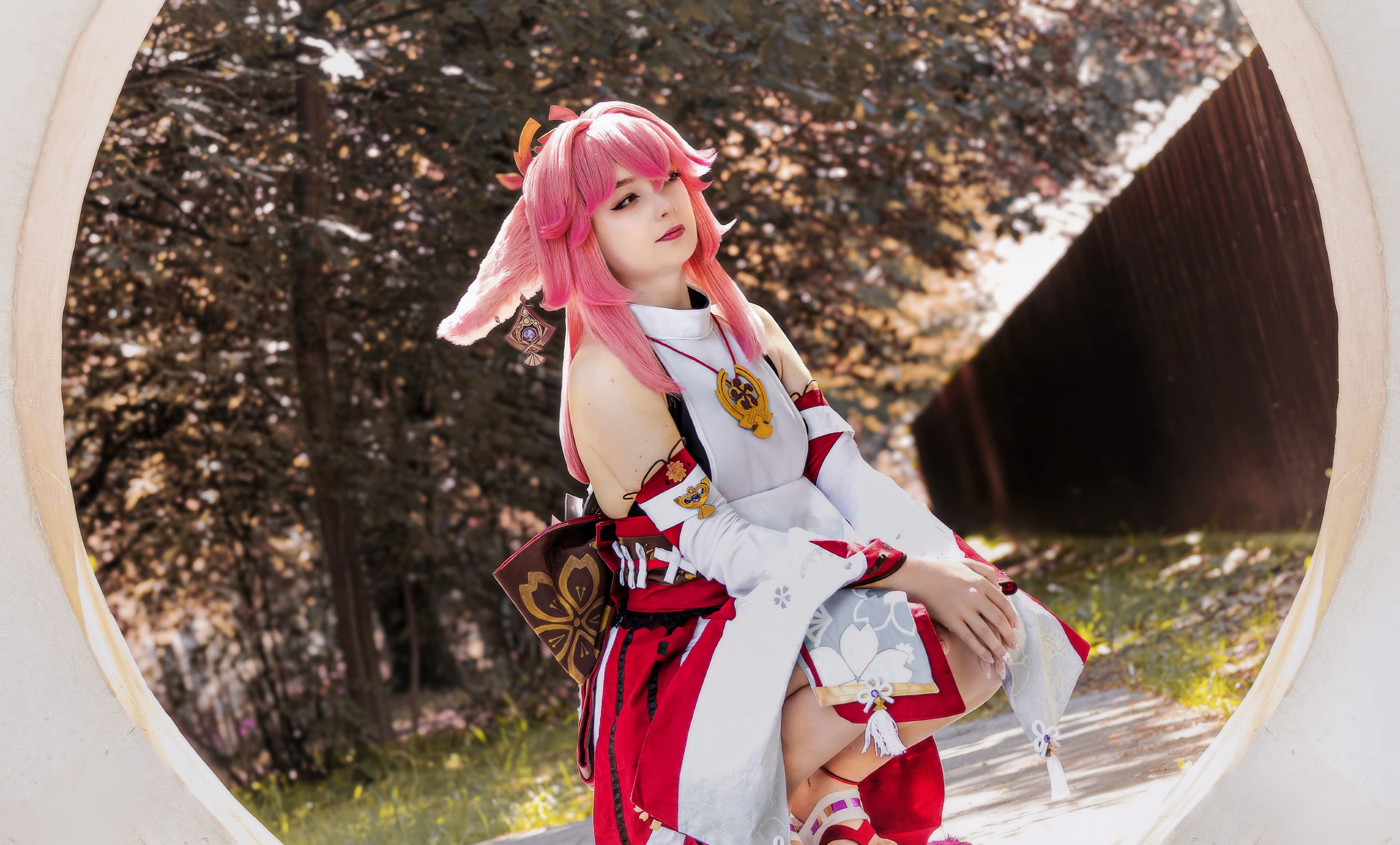 Zuzu w cosplayu Yae Miko z gry Genshin Impact